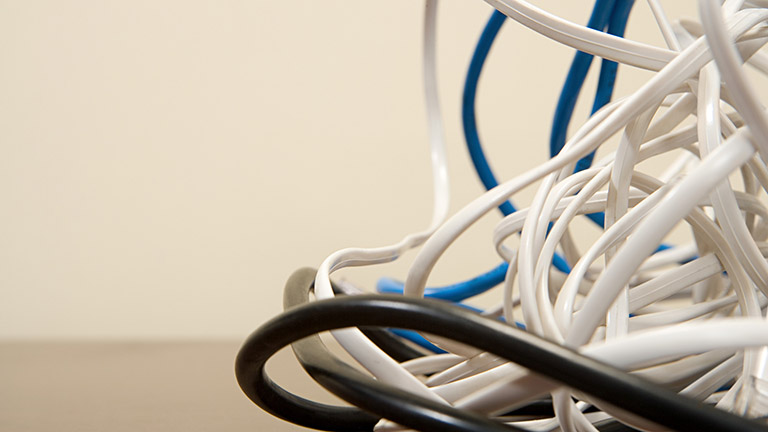 Subwoofer brummt: Ursachen und Lösungen Subwoofer brummt: Kabelsalat vermeiden