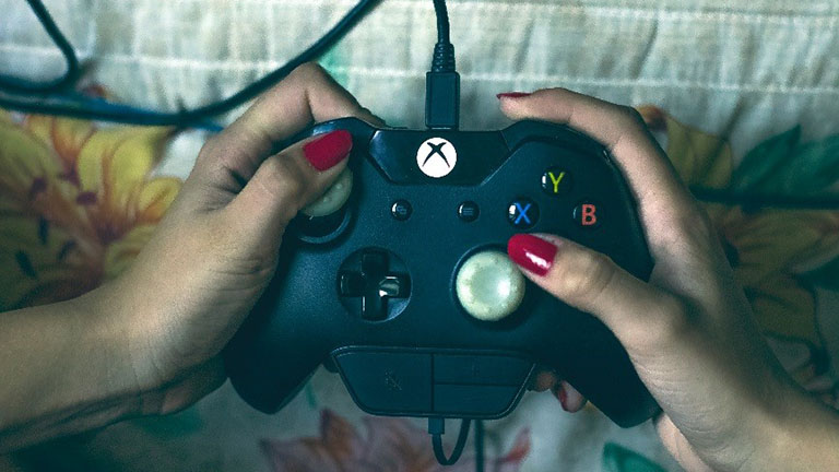 Xbox-One-Controller von Händen gehalten