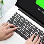 Notebook mit Akku-Symbol auf Display