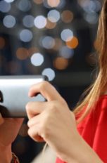 Realme X50 Pro Player Edition: Specs und Preis geleakt Junge Frau mit Smartphone