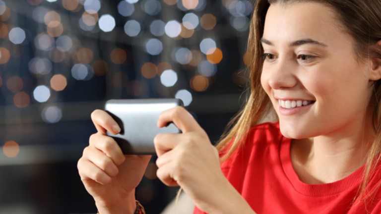 Junge Frau mit Smartphone