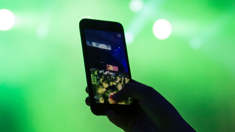 Smartphone und Hand beim Fotografieren