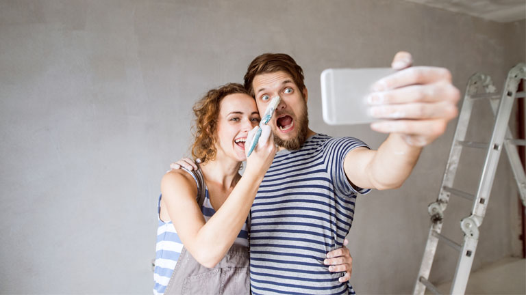 Ein Mann und eine Frau machen während der Wohnungsrenovierung ein Selfie