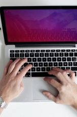 MacBook lädt nicht: So versorgst du Pro und Co. wieder mit Strom Hände am Laptop