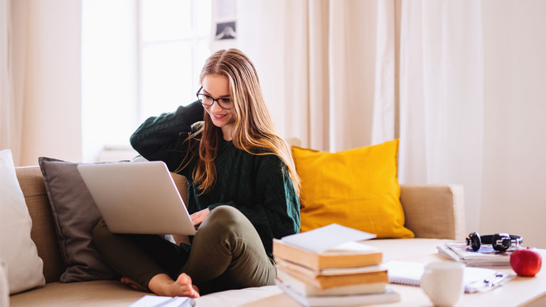 Frau mit Notebook im Homeoffice