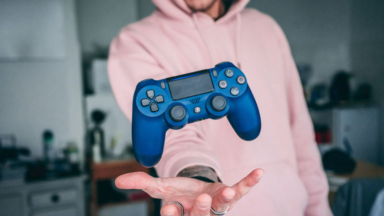 PS4-VR-Spiele: PlayStation-Controller schwebt über Hand