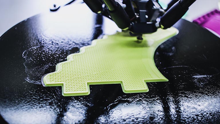 Anfänger kalibriert 3D-Drucker mithilfe von Testdruck