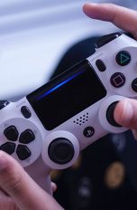 PS4-Controller wird in Händen gehalten
