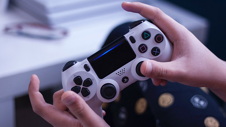 PS4-Controller wird in Händen gehalten