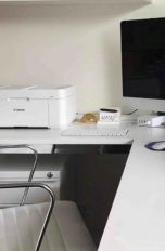 Schreibtisch mit PC und Drucker
