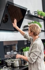 Frau vor Dunstabzugshaube