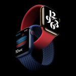 Die Apple Watch Series 6 in Gold und Blau, jeweils mit einem One-Loop-Armband.