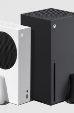 Links ist die kleinere Xbox Series S mit Controller in Weiß zu sehen, rechts die deutlich größere Series X mit Controller in Schwarz.
