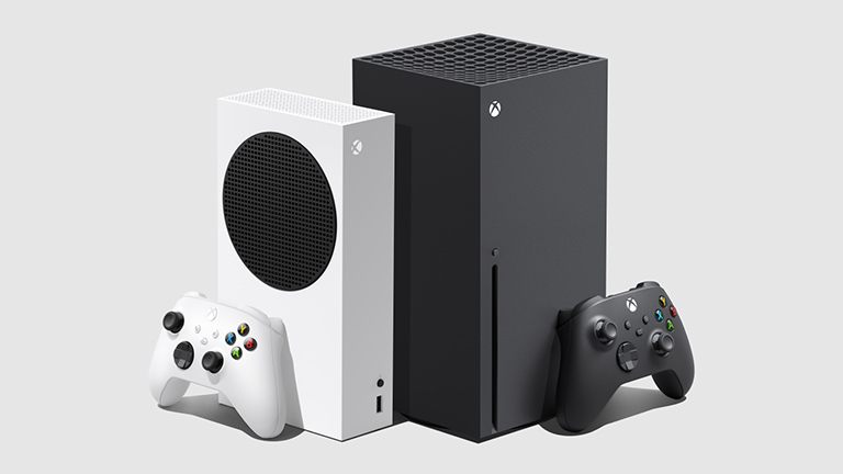 Links ist die kleinere Xbox Series S mit Controller in Weiß zu sehen, rechts die deutlich größere Series X mit Controller in Schwarz.