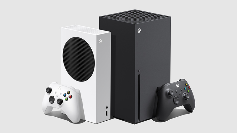 Links ist die kleinere Xbox Series S mit Controller in Wei&szlig; zu sehen, rechts die deutlich gr&ouml;&szlig;ere Series X mit Controller in Schwarz.