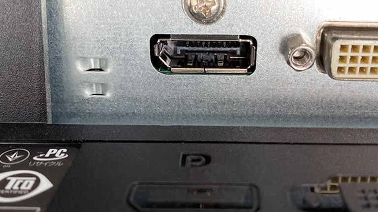 Blick auf einen DisplayPort-Anschluss. Daneben ist leicht abgeschnitten auch ein DVI-Anschluss zu sehen.