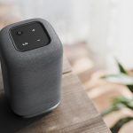 Der Acer Halo auf einem Tisch. Zu sehen sind die Tasten f&uuml;r Start/Stopp, Lautst&auml;rkeregler und das Deaktivieren der Mikrofone.