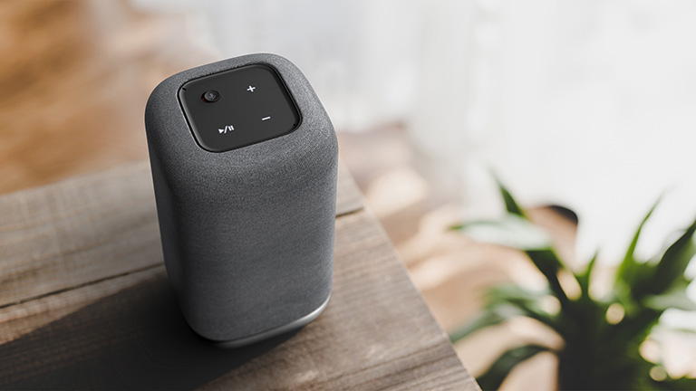 Der Acer Halo auf einem Tisch. Zu sehen sind die Tasten für Start/Stopp, Lautstärkeregler und das Deaktivieren der Mikrofone.