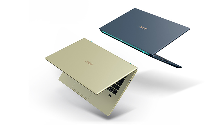 Zwei Acer Swift 3X, jeweils leicht aufgeklappt in den beiden Farben Gold und Blau.