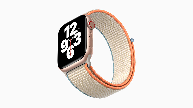 Die Apple Watch SE mit goldenem Gehäuse, Sport-Loop in Blau-Sand-Orange und Typograph-Ziffernblatt.