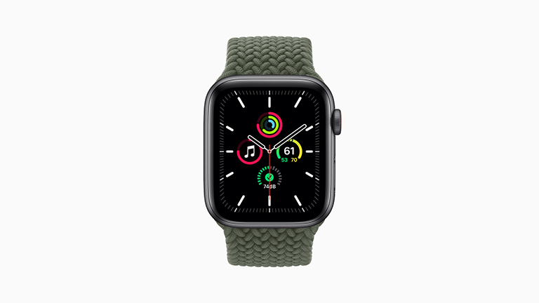 Die Apple Watch SE mit grauem Gehäuse, geflochtenem Solo-Loop in Grün und Meridian-Watchface.