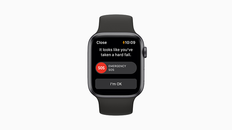 Die Apple Watch SE mit grauem Gehäuse, schwarzem Solo-Loop aus Gummi und aktivierter Sturzerkennung.