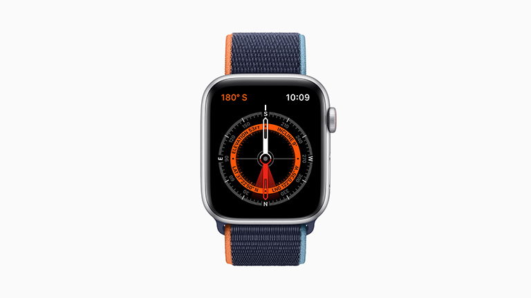 Die Apple Watch SE mit silbernem Gehäuse, Sport-Loop in Orange-Blau und aktiviertem Kompass.