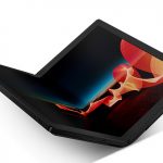 Das Lenovo ThinkPad X1 Fold im halb aufgeklappten Zustand.