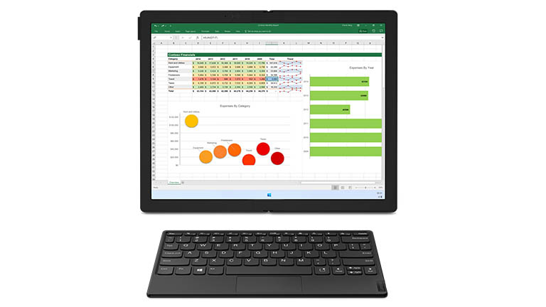 Das ThinkPad X1 Fold komplett aufgeklappt mit einer Tabelle auf dem Display. Davor liegt die Bluetooth-Tastatur, die es optional zu kaufen gibt.
