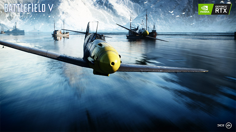 Ein Screenshot aus Battlefield V zeigt Kampfflugzeuge über dem Wasser. Die Schiffe und Berge im Hintergrund spiegeln sich darin.