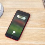 Das iPhone SE liegt auf einem Tisch. Auf dem Display ist der Bildschirm zum Ausschalten des Ger&auml;ts zu sehen.