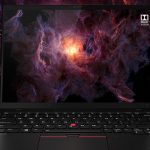 Das Lenovo ThinkPad X1 Nano aufgeklappt mit einem Beispielbild f&uuml;r die HDR-Technik Dolby Vision.