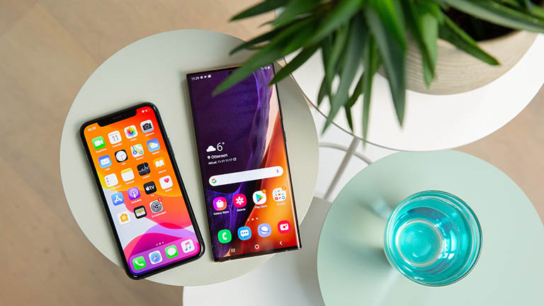 Ein iPhone 11 und ein Samsung Galaxy Note 20 Ultra nebeneinander.
