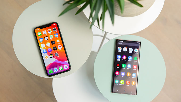 Die Homescreens auf einem iPhone 11 und auf einem Samsung Galaxy Note 20 Ultra.