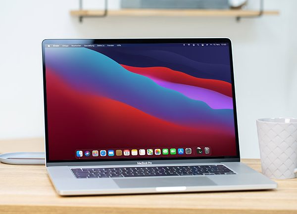 Der Schreibtisch unter Big Sur auf einem aktuellen MacBook.