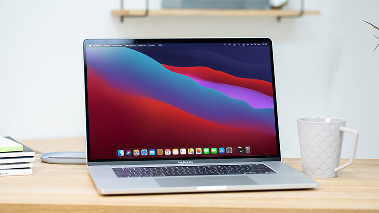 Der Schreibtisch unter Big Sur auf einem aktuellen MacBook.