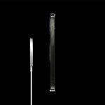 Ein iPhone 12 von der Seite. Hinten dockt gleich ein MagSafe-Lader an.