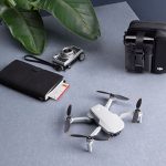 Die DJI Mini 2 auf einem Tisch. Sie ist bereits fertig ausgeklappt und bereit zum Abheben.