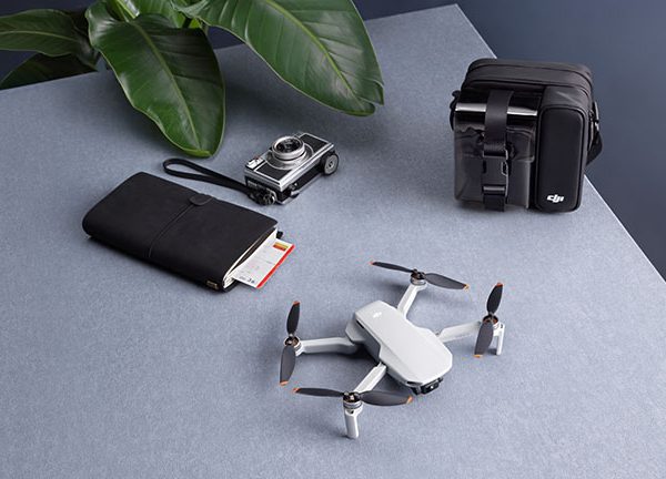 Die DJI Mini 2 auf einem Tisch. Sie ist bereits fertig ausgeklappt und bereit zum Abheben.