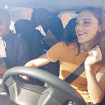 Eine Gruppe von Personen sitzt in einem Auto und h&ouml;rt Musik.