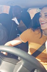 FM-Transmitter Eine Gruppe von Personen sitzt in einem Auto und hört Musik.