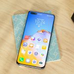Ein eingeschaltetes Huawei P40 Pro auf einem Tisch.