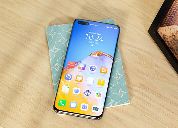 Ein eingeschaltetes Huawei P40 Pro auf einem Tisch.