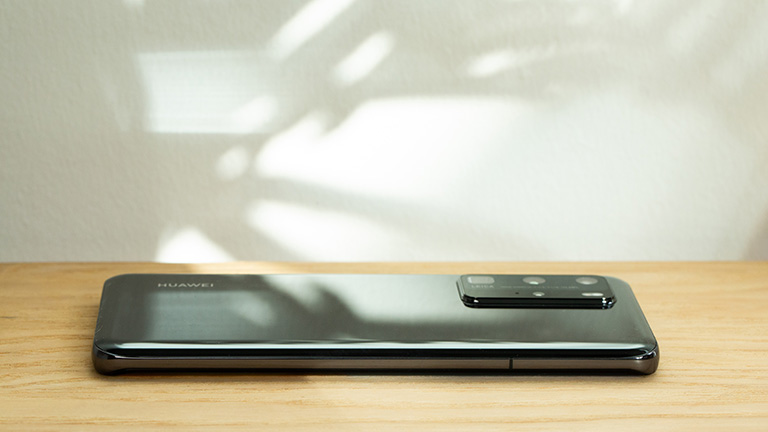 Ein Huawei P40 Pro liegt mit dem Display nach unten auf einem Tisch.