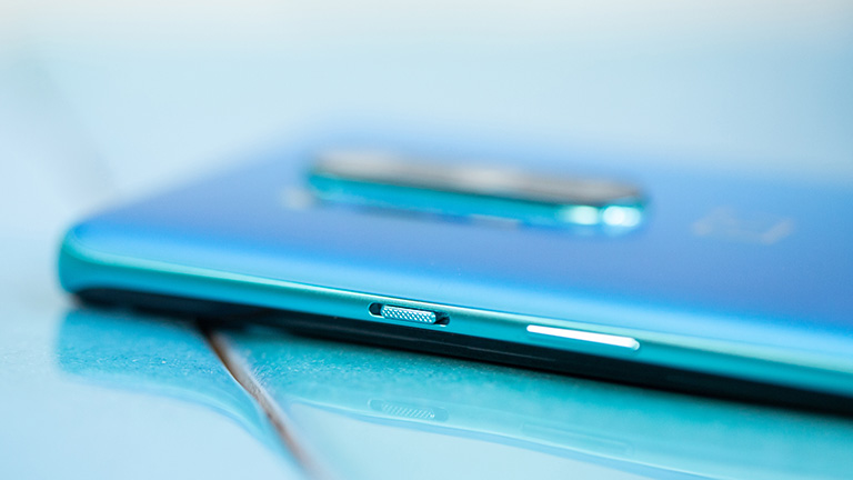 Detailansicht der rechten Seite des OnePlus 8 Pro.
