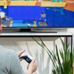 Eine Person spielt auf einer PlayStation 5.