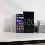 Das Samsung Galaxy S20 neben der Verpackung auf einem Tisch.