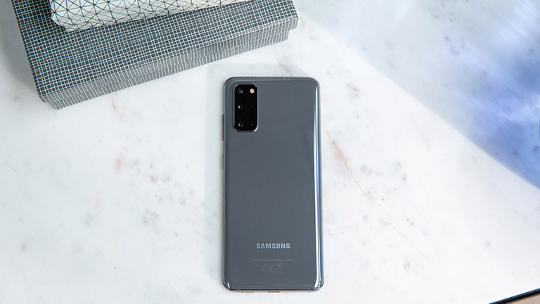 Die Rückseite des Samsung Galaxy S20 in Cosmic Gray.