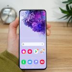 Eine Person h&auml;lt das Samsung Galaxy S20 in der Hand.