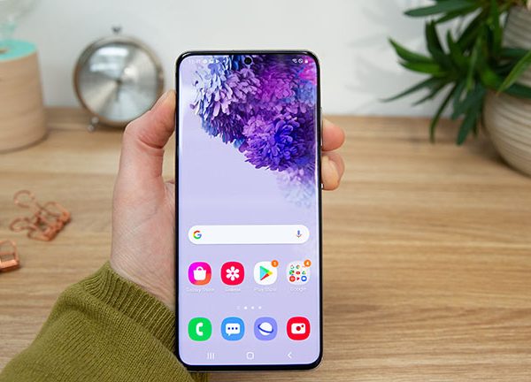 Eine Person h&auml;lt das Samsung Galaxy S20 in der Hand.